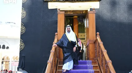 نيابة عن الملك سلمان.. سعود بن مشعل يتشرف بغسل الكعبة