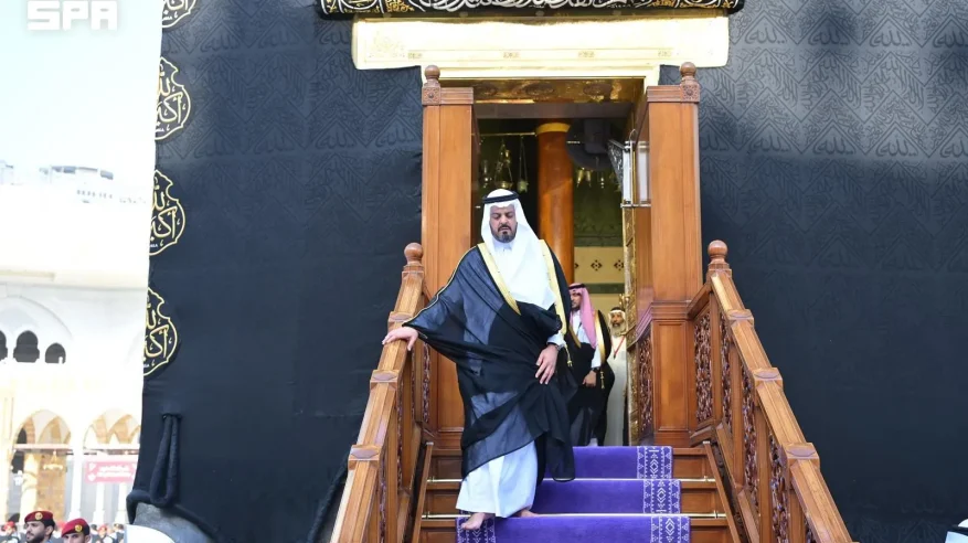 نيابة عن الملك سلمان.. سعود بن مشعل يتشرف بغسل الكعبة