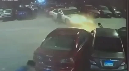 مشهد مروع.. سيارة تدهس سيدتين وطفلاً في مصر