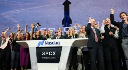 أول تريليونير في العالم.. إيلون ماسك يقرع جرس إدراج أسهم SpaceX بالبورصة