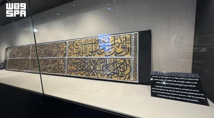 لوحة نادرة فوق باب الكعبة المشرفة تروي فصولًا من تاريخ العمارة الإسلامية
