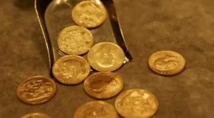 عامل خرج لجمع القمامة فعاد بحقيبة مليئة بالذهب والمال