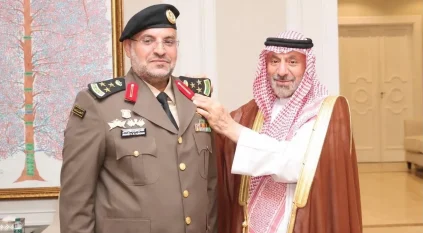 أمير نجران يقلّد قائد السرية الأولى للحماية بالأمن الدبلوماسي رتبته الجديدة