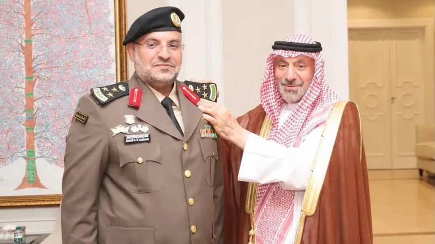 أمير نجران يقلّد قائد السرية الأولى للحماية بالأمن الدبلوماسي رتبته الجديدة