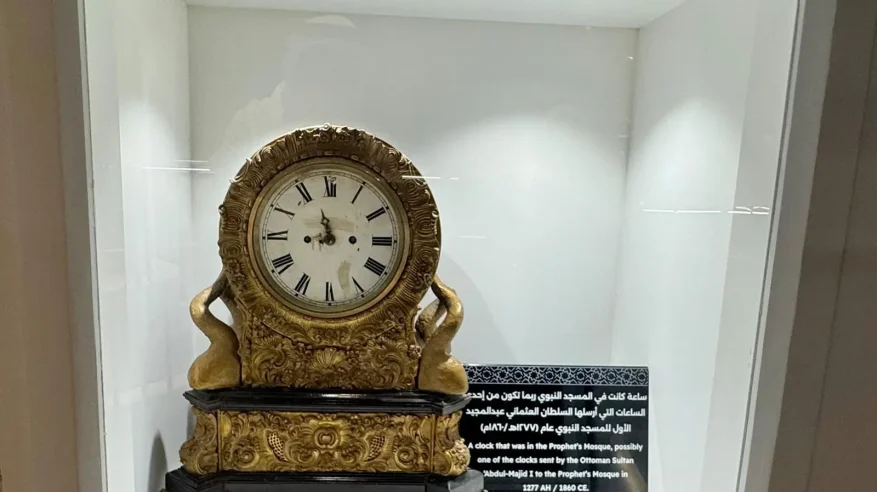 ساعة تاريخية في معرض عمارة الحرمين الشريفين.. شاهد على العناية بالحرمين