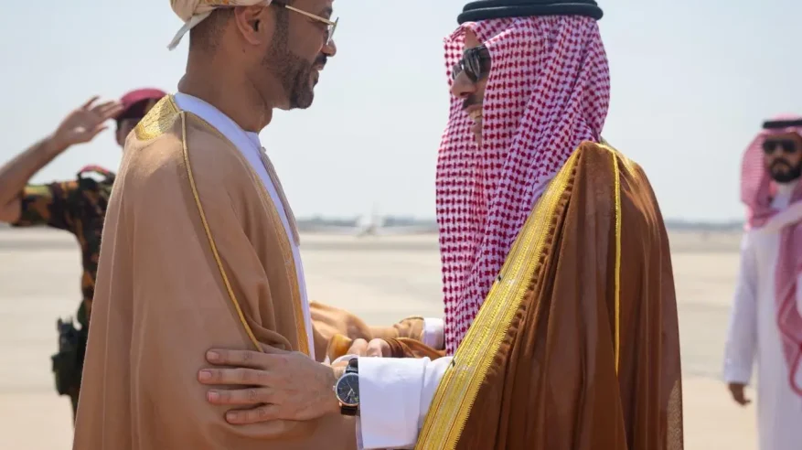 فيصل بن فرحان يصل إلى سلطنة عُمان