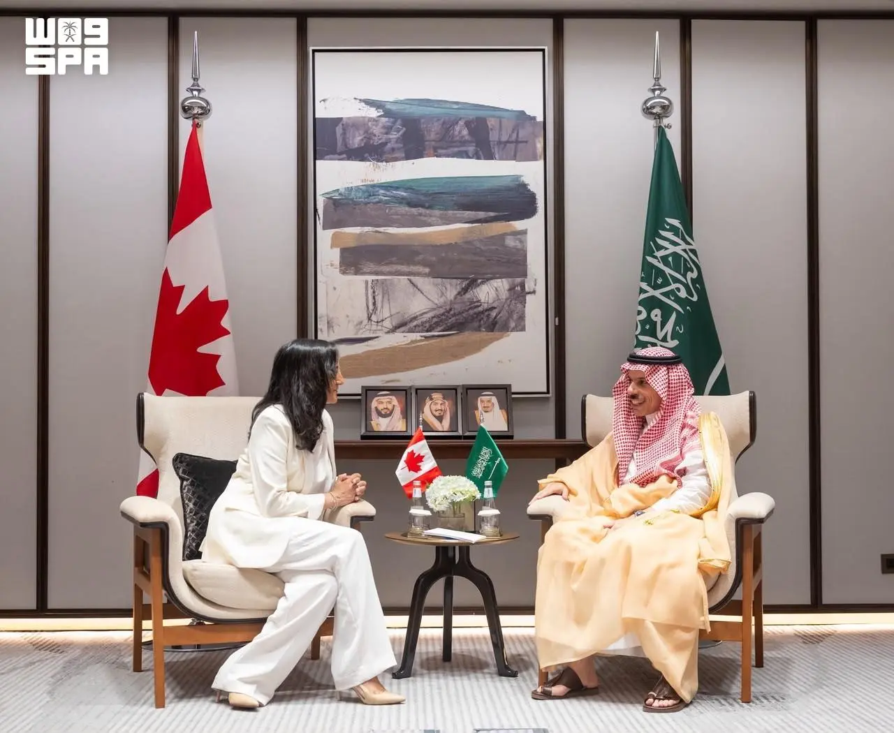 فيصل بن فرحان يبحث العلاقات الثنائية وسبل تعزيز التعاون مع وزيرة خارجية كندا