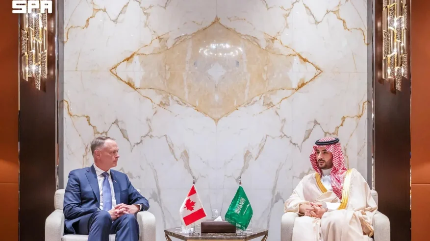 خالد بن سلمان يستعرض مجالات التعاون الدفاعي والعسكري مع وزير الدفاع الوطني الكندي