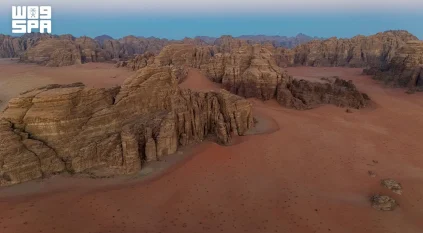 جبال غرب تبوك.. تكوينات صخرية شاهقة ورمال حمراء ترسم مشهدًا طبيعيًا فريدًا