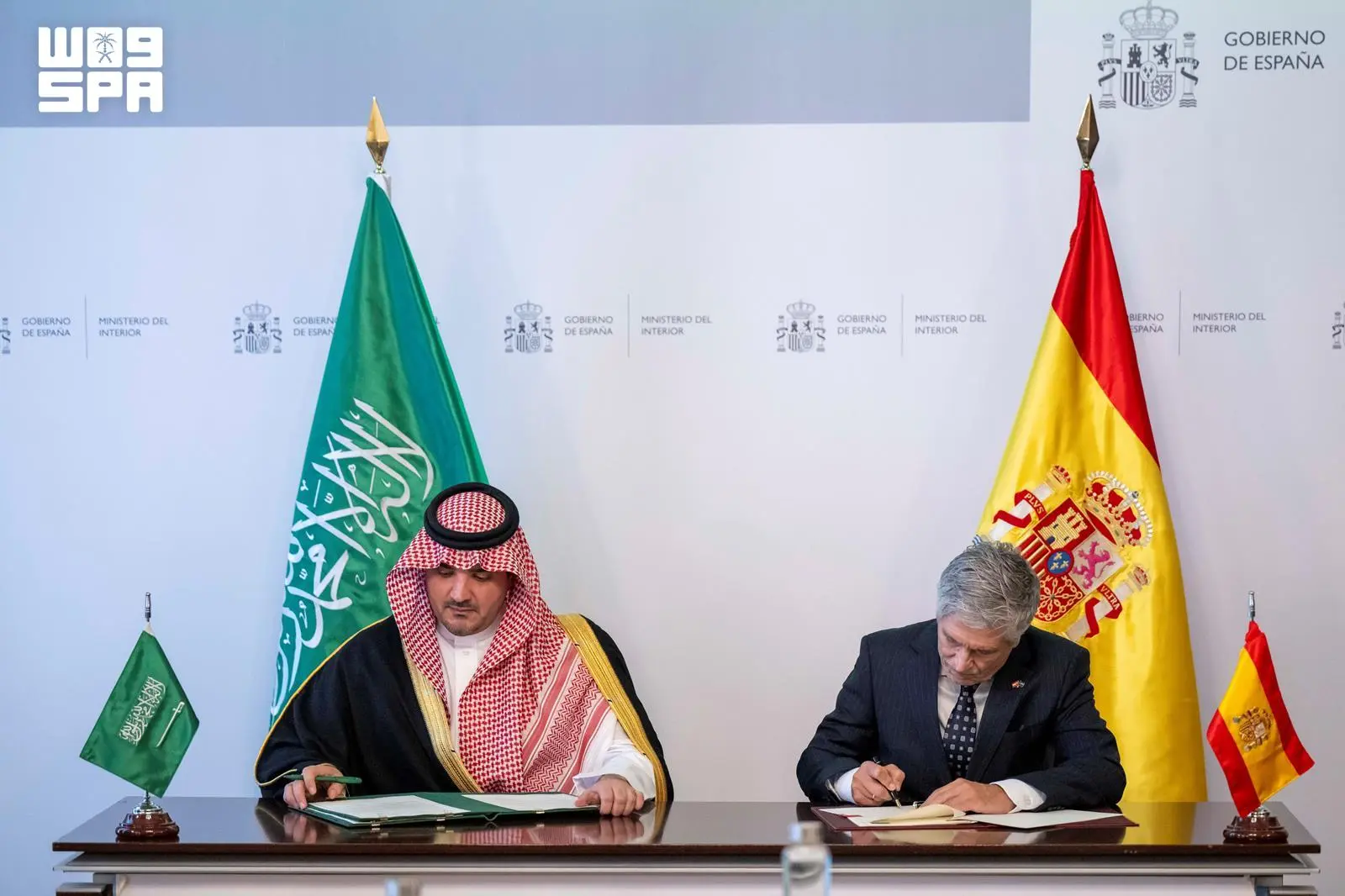 عبدالعزيز بن سعود يعقد جلسة مباحثات مع وزير الداخلية الإسباني ويوقّعان وثيقة التدريب الشاملة