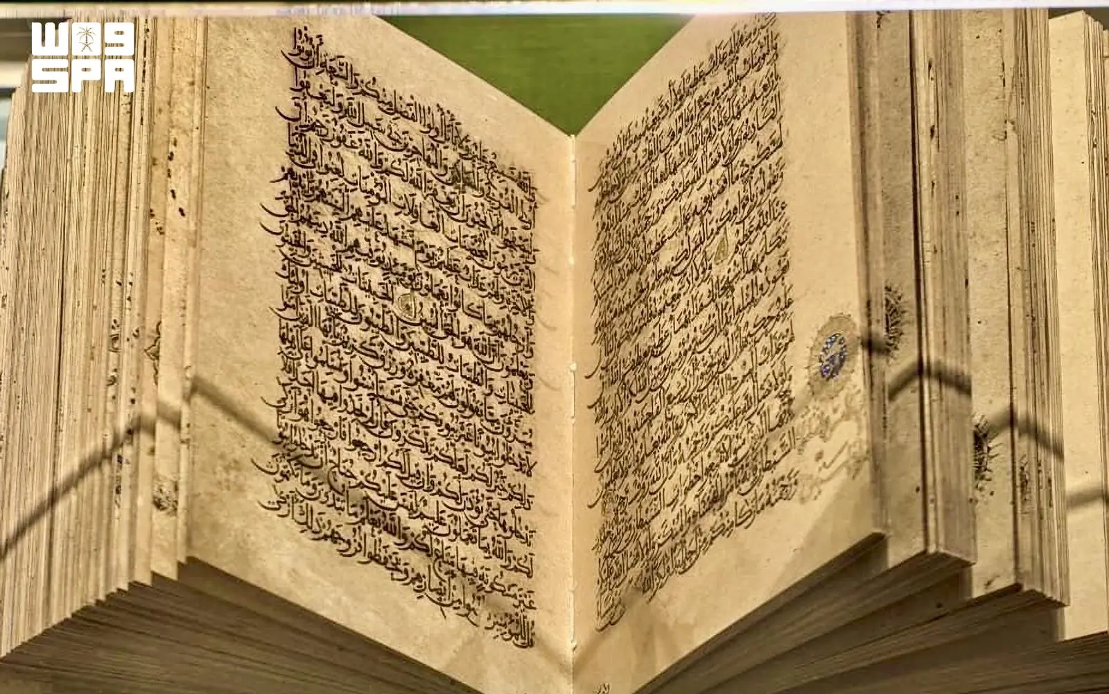 مصحف نادر عمره أكثر من ألف عام في معرض اقرأ بالمسجد الحرام