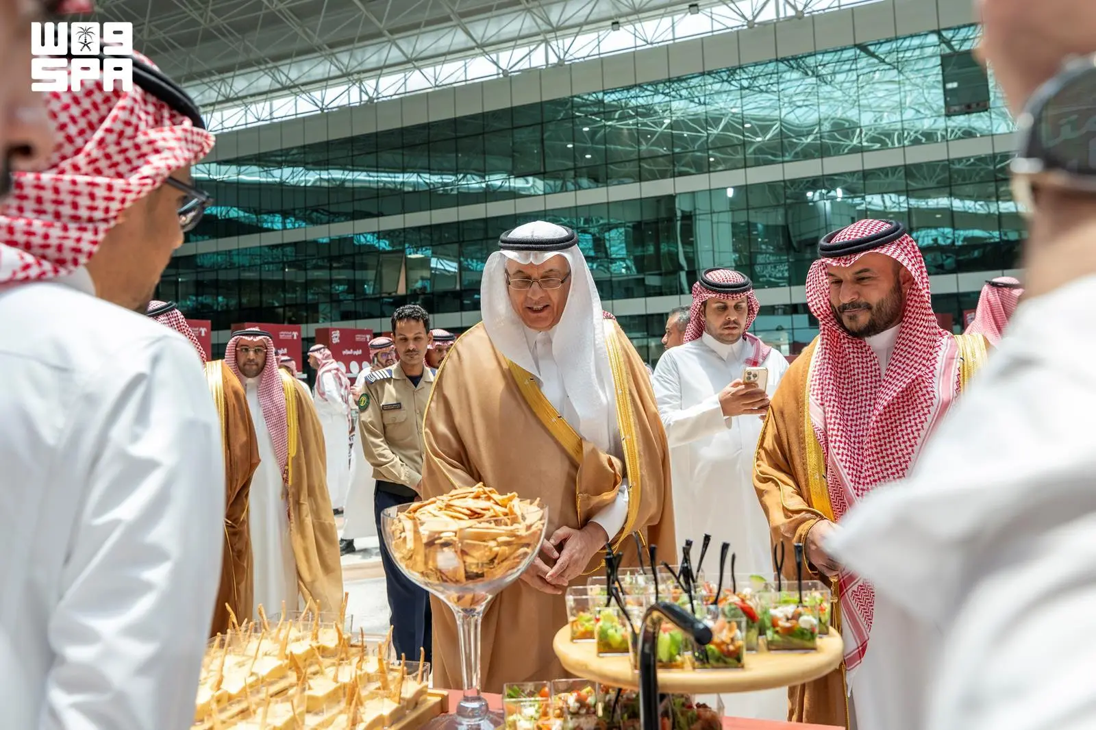 وزير البيئة يدشن حملة "بالتمر أبرك" لتعزيز حضور التمور في الأطباق الغذائية بالمملكة