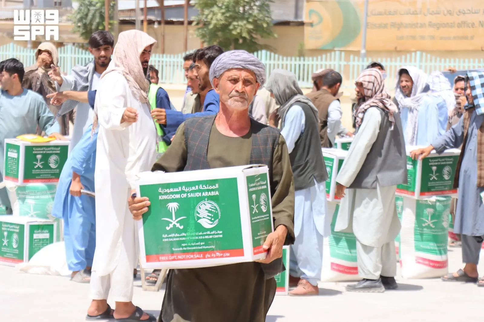 سلمان للإغاثة يوزّع 154 سلة غذائية في مدينة مزار ش...
