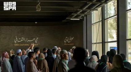 ضيوف برنامج خادم الحرمين للعمرة والزيارة يزورون معرض الوحي