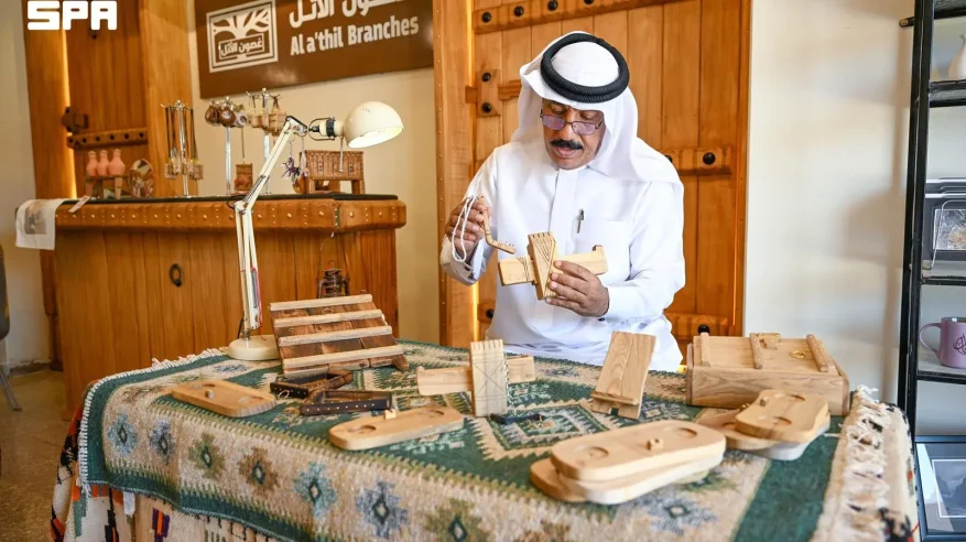 الأبواب النجدية.. حرفةٌ تصون الهوية التراثية في سوق حائل الشعبي