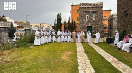 “العرضة الجنوبية” تحتفي بزوار دار عوضة التراثية في صيف الباحة