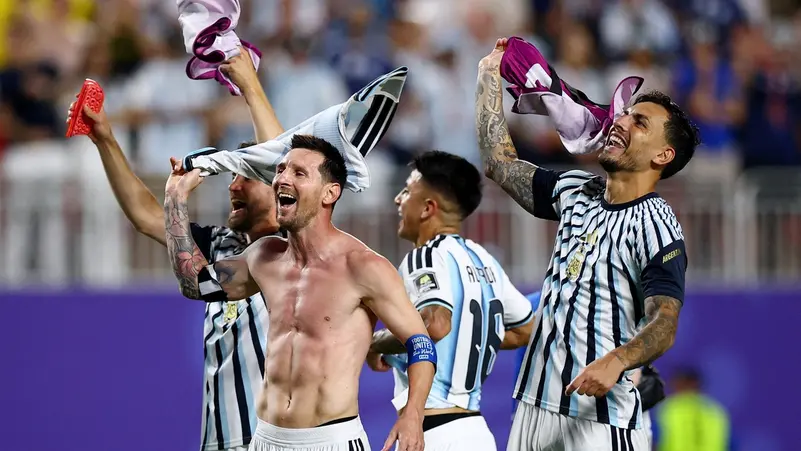 ميسي يشعل غضب الإنجليز بالرقص وهتافات استفزازية