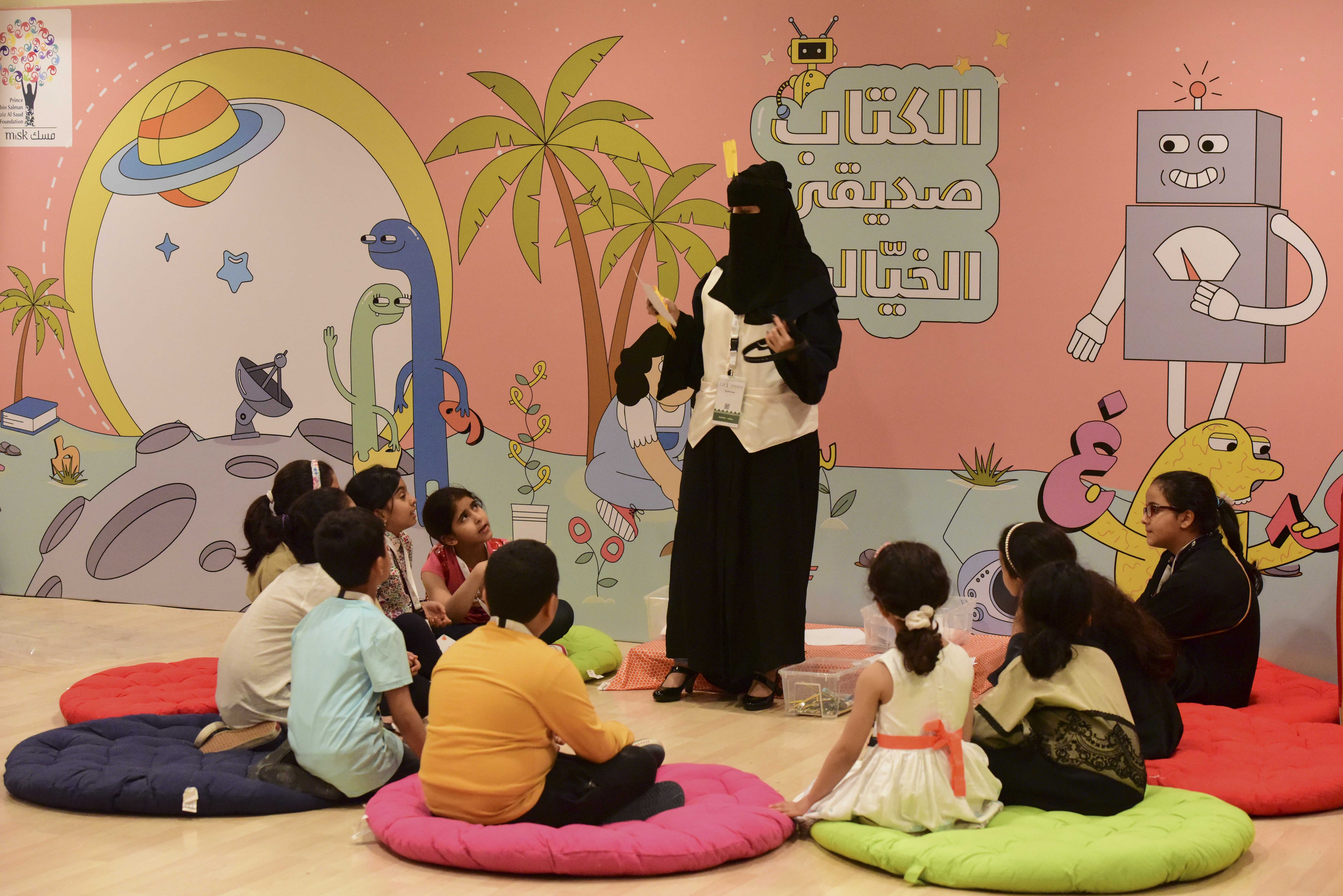 2100 طفل يشاركون برحلة ثقافية في مسك الخيرية بمعرض الكتاب (2)