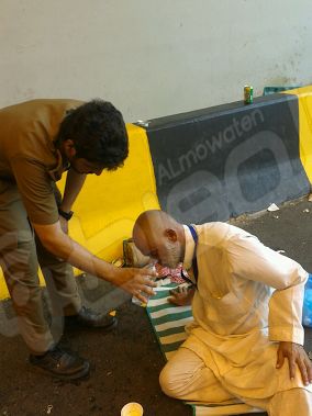 بالصور رجل امن يسقي حاج باكستاني انهكه التعب والعطش