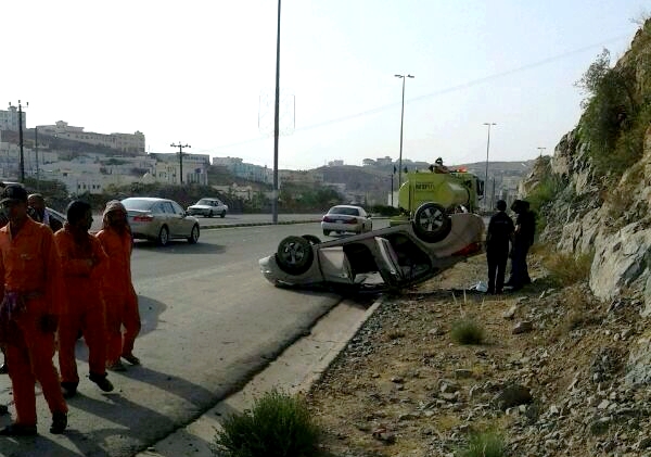 بالصور.. مصرع عامل انقلبت عليه سيارة بالباحة