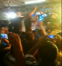 بالفيديو.. جنود إسرائيليون يشاركون بزفاف لفلسطينيين بزيهم العسكري