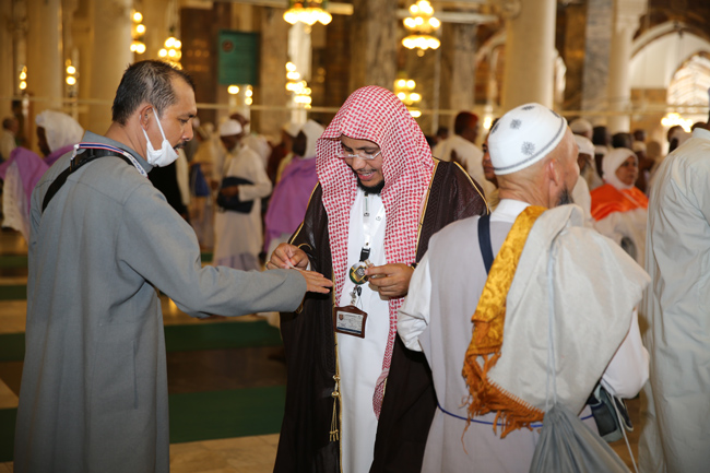 رئاسة الحرمين تطلق حملة لتطييب زوار المسجد الحرام