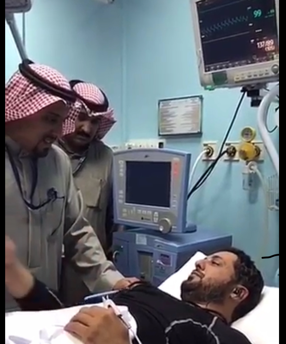 شاهد.. رئيس الاتحاد السعودي للسيارات يطمئن على سلامة المتسابق التويجري بعد إصابته في رالي حائل