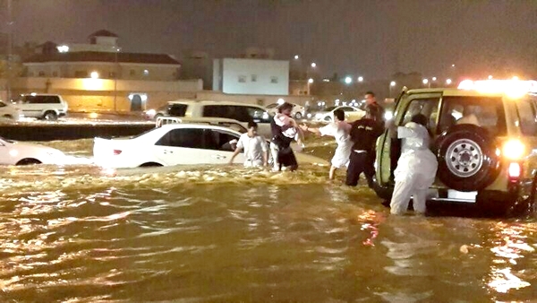 أمطار الرياض تداهم المنازل وتغرق الأنفاق والشوارع وتطفو بالمركبات