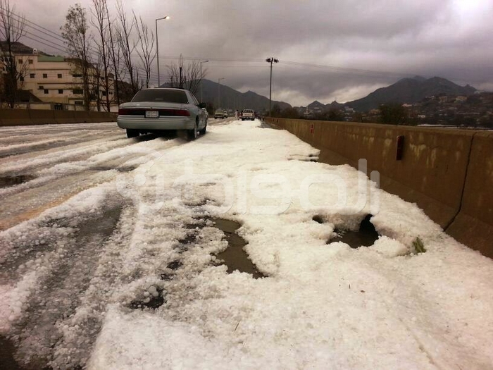 بالصور.. جبال جنوب الطائف تكتسي باللون الأبيض