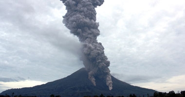 إندونيسيا ترفع مستوى التحذير من بركان سومطرة للون الأحمر