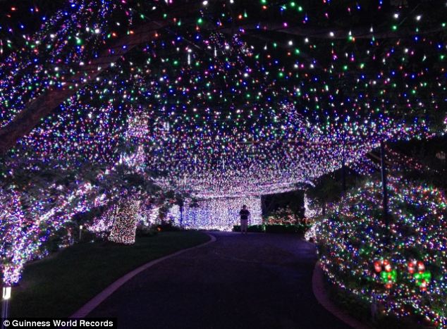 عائلة أسترالية تزين منزلها بأكثر من نصف مليون مصباح