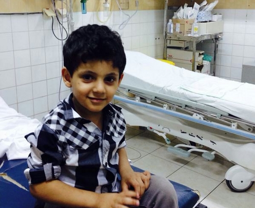 بالصّور.. مستشفى المجاردة يطالب مواطناً بشراء “ملقاط” لإنقاذ ابنه