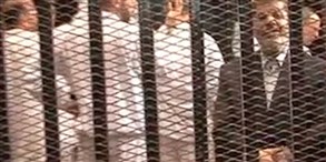وصول “مرسي” والمتهمين في قضية اقتحام السجون إلى مقر محاكمتهم