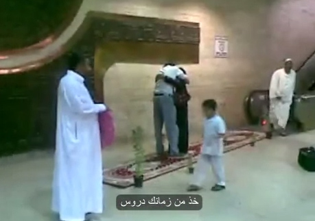 بالفيديو.. ابن يقبل قدمي والدته بمطار الملك خالد بالرياض