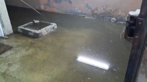 بالصور.. مياه الصرف تغرق منزل مواطن بـ”صفا جازان”