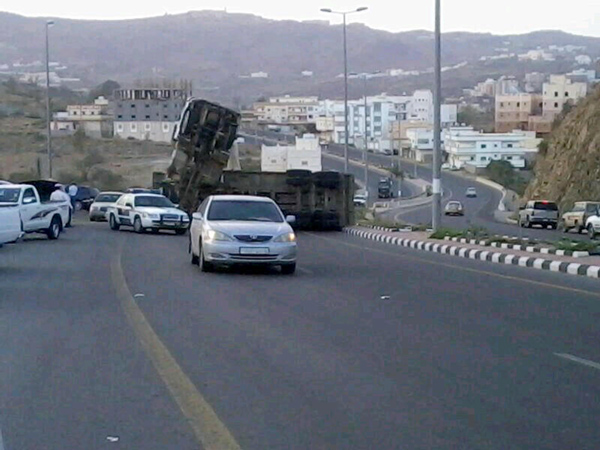 بالصور.. انقلاب شاحنة يغلق طريق الملد بالباحة