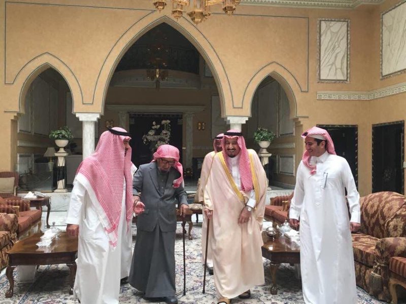 بالصور.. الملك يزور الشيخ الشثري في منزله لتعزيته في وفاة شقيقته