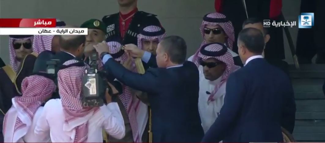 ملك الأردن يقلد خادم الحرمين قلادة الحسين بن علي أرفع وسام أردني