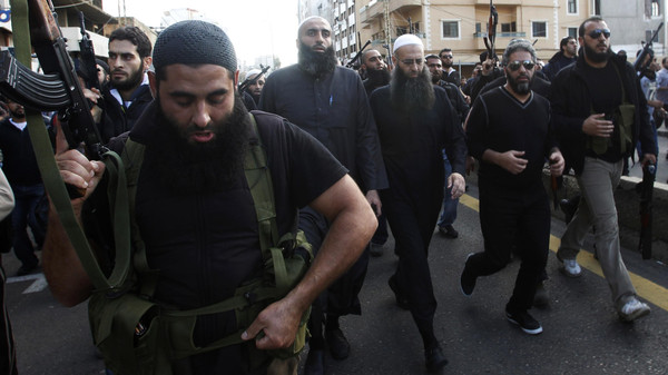 القضاء اللبناني يطلب إعدام “الأسير” والمغني السابق “فضل شاكر”