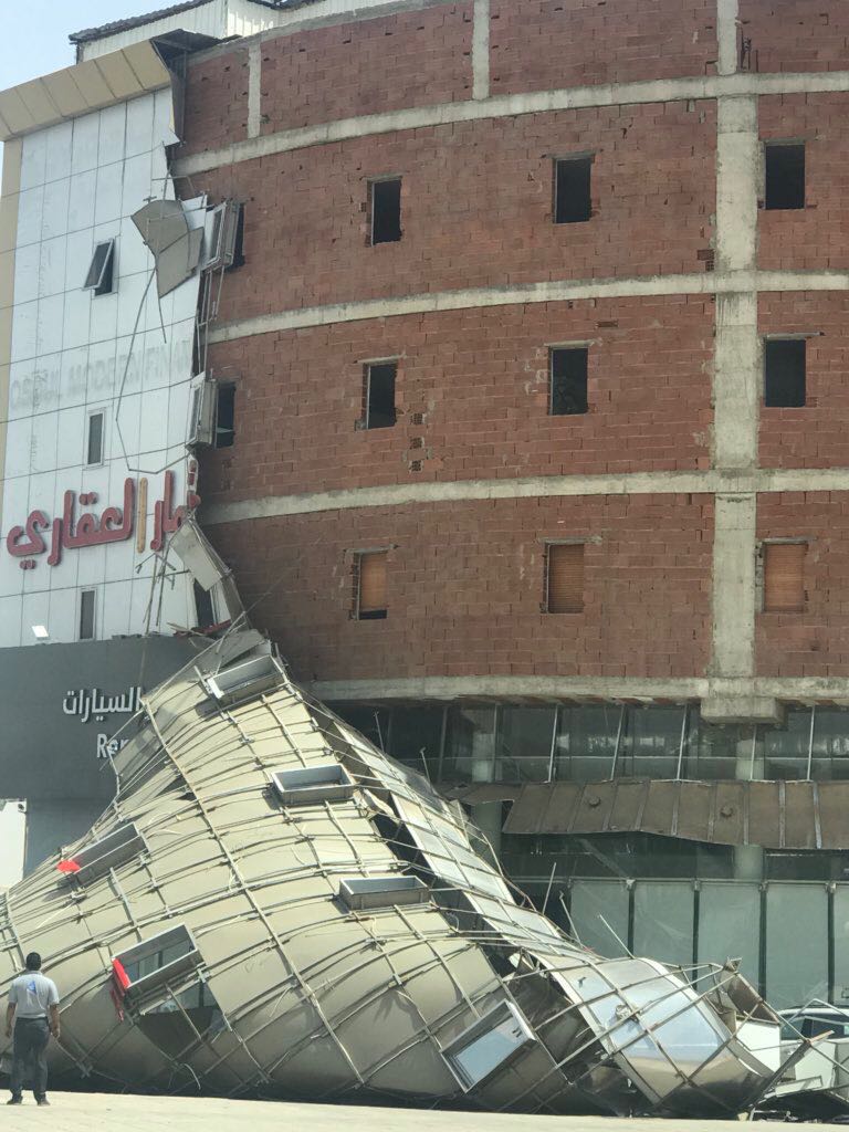 الدفاع المدني يباشر سقوط جزء من مبنى بسبب الرياح