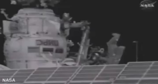 مقطع فيديو مرعب لطيران رائد فضاء بعيداً عن مركبته