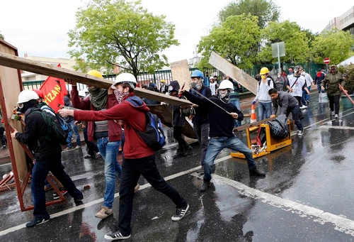 شرطة اسطنبول تطلق الغاز المسيل للدموع لمنع احتجاجات في عيد العمال