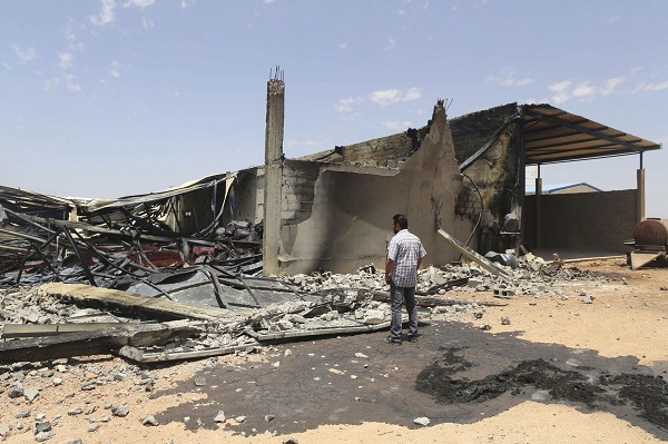 بالصور.. إجلاء عائلات من بنغازي وحفتر يتوعد بمزيد من الهجمات