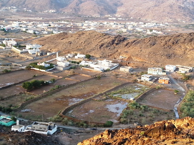 بصور من قمة الجبل.. بارق تعانق المطر وتنتظر الخدمات