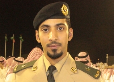سعود آل عادي يحتفل بتخرجه في الكلية الحربية