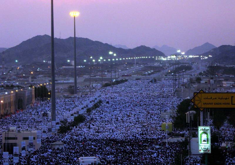 حجاج بيت الله ينفرون إلى مشعر مزدلفة