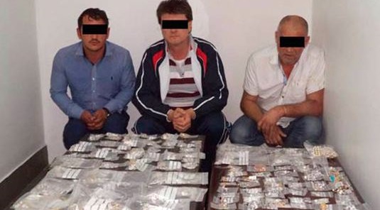 شاهد.. شرطة دبي تلاحق فرنسيين حاولوا تهريب مجوهرات بـ12 مليون درهم