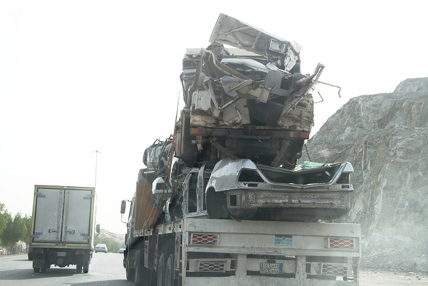 بالصور.. قائد شاحنة محملة بسيارات تالفة يهدد سالكي طريق جدة- مكة