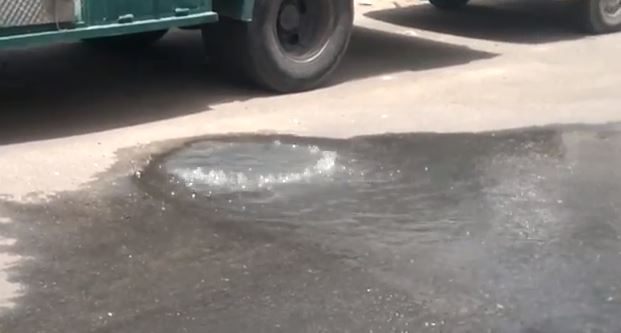 بالفيديو.. تسرب مياه الصرف بحي الشهداء في مكة