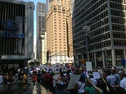 بالفيديو.. مصريون يتظاهرون بأمريكا احتجاجاً على قناة CNN
